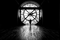 Êtres urbains en noir et blanc
